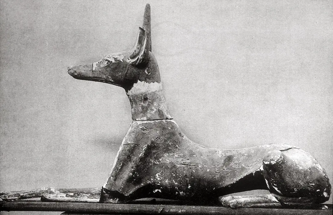 Liegende Anubis-Figur auf einem Schrein, historische Aufnahme aus einem thebanischen Grab