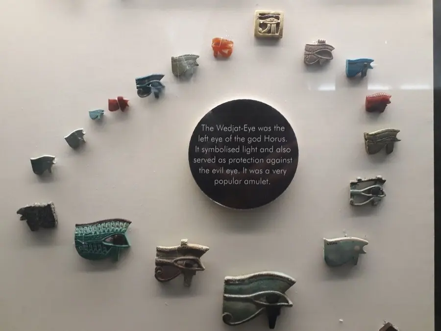 Vitrine mit mehreren Wedjat-Augen-Amuletten aus Fayence