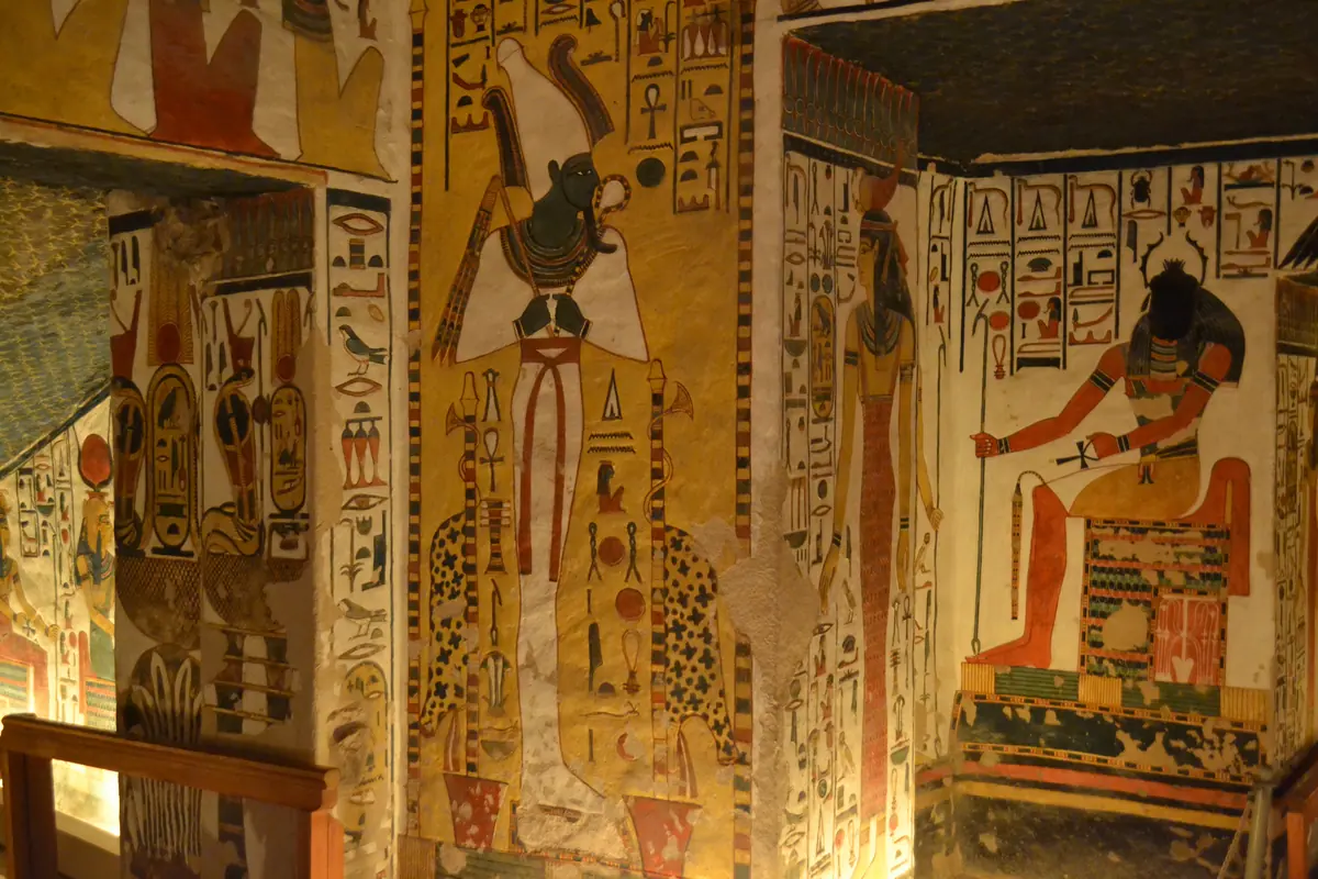 Wandmalerei mit Osiris, dem widderköpfigen Nachtgestalt des Sonnengottes und der Königin Nefertari